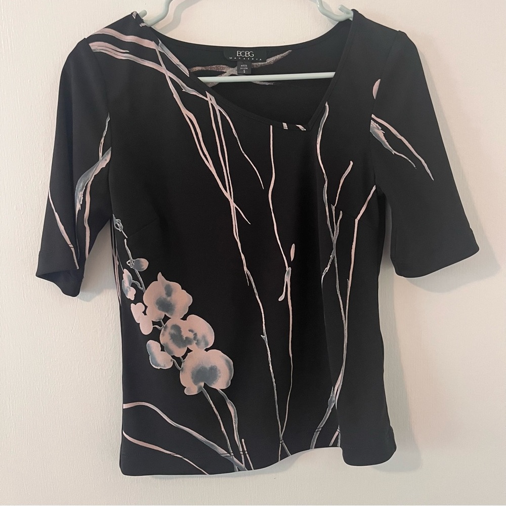 BCBGMaxAzria Black Short Sleeve Top Orchid Print Small Asymmetrical v-neck